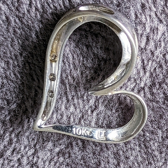 10K solid white gold diamond tilted heart pendant - Picture 8 of 11
